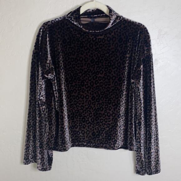 Victoria Sport velour belle sleeve turtleneck - Picture 6 of 6